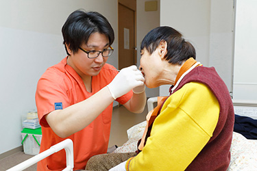小児歯科から訪問歯科まで、患者さまの一生に寄り添う診療体制です。